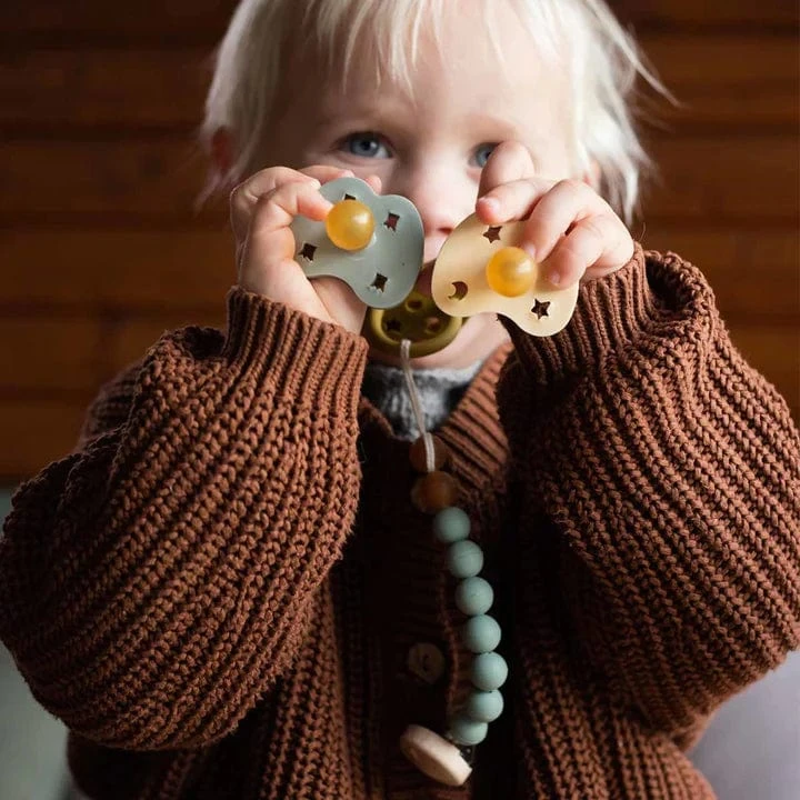 Hevea Natural Rubber Pacifier Clip - Image 4